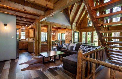 Townsend Cabina | Rustic Smoky Mountain Cabin w/ Fire Pit & Antler Chandelier