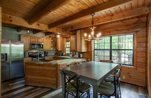 Townsend Cabina | Rustic Smoky Mountain Cabin w/ Fire Pit & Antler Chandelier