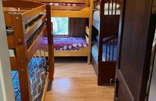 Kents Hill Cabina | Rustic, spacious log cabin on Echo Lake