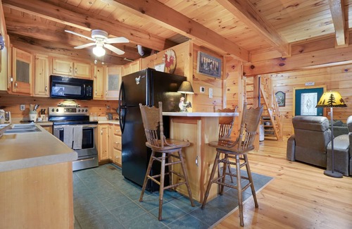 Epworth Cabina | Rustic Stay by the Creek: Your Perfect Creekside Retreat in Blue Ridge, Georgia