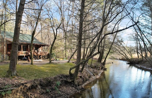 Epworth Cabina | Rustic Stay by the Creek: Your Perfect Creekside Retreat in Blue Ridge, Georgia