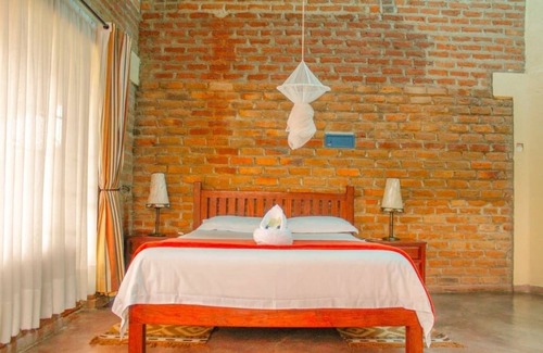 Nyanga Cabina | Rustic stone walls with modern conveniences in an African setting.