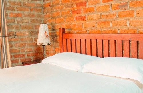 Nyanga Cabina | Rustic stone walls with modern conveniences in an African setting.