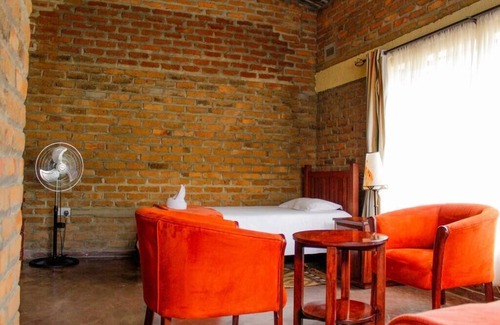 Nyanga Cabina | Rustic stone walls with modern conveniences in an African setting.