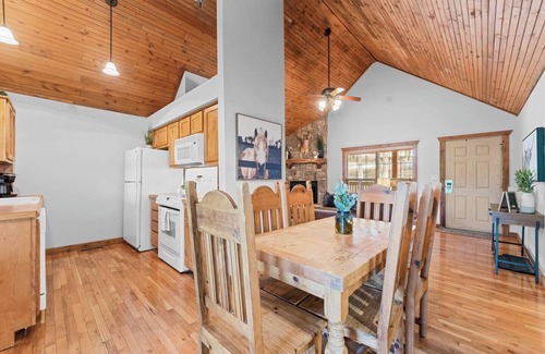 Branson West Cabina | Rustic Stonebridge Cabin, near Silver Dollar City Pools>Golf>Lake>Nature