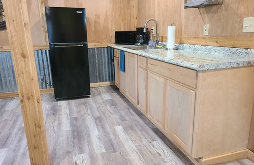 Lee County Apartamento | Rustic studio country cabin w/shared pool, firepit, & outdoor kitchen