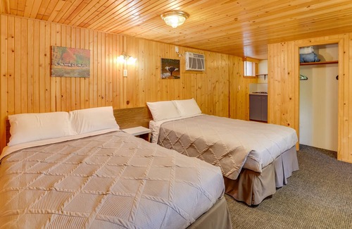 Eagle Rock Apartamento | Rustic Studio w/ Patio on Table Rock Lake!