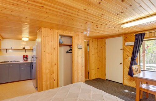 Eagle Rock Apartamento | Rustic Studio w/ Patio on Table Rock Lake!