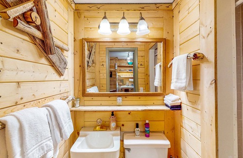 Cedaredge Cabina | Rustic studio with stellar shared amenities