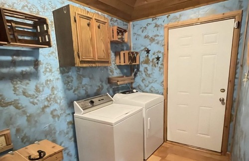 Fischer Cabina | Rustic Texas Cabin 15 minutes from Wimberley! (Hot tub!)