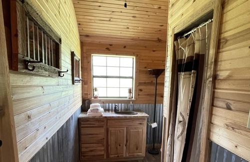 Fischer Cabina | Rustic Texas Cabin 15 minutes from Wimberley! (Hot tub!)