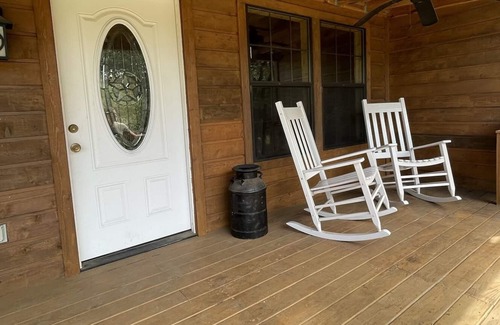 Fischer Cabina | Rustic Texas Cabin 15 minutes from Wimberley! (Hot tub!)