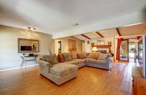 Pecan Springs Springdale Casa | Amplia casa con piscina para hasta 10 personas