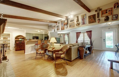 Pecan Springs Springdale Casa | Amplia casa con piscina para hasta 10 personas