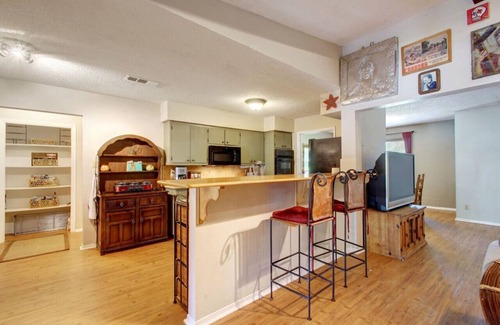 Pecan Springs Springdale Casa | Amplia casa con piscina para hasta 10 personas