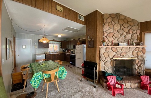 Nashua Cabina | Rustic Three Bedroom Cabin with 28 Foot Dock on Cedar Lake - Nashua, Iowa