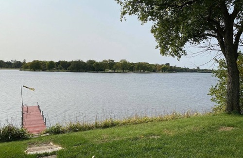 Nashua Cabina | Rustic Three Bedroom Cabin with 28 Foot Dock on Cedar Lake - Nashua, Iowa