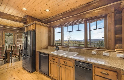 Island Park Cabina | Rustic Timber -Log Cabin Luxury -Yellowstone Vibes