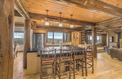 Island Park Cabina | Rustic Timber -Log Cabin Luxury -Yellowstone Vibes