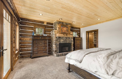 Island Park Cabina | Rustic Timber -Log Cabin Luxury -Yellowstone Vibes
