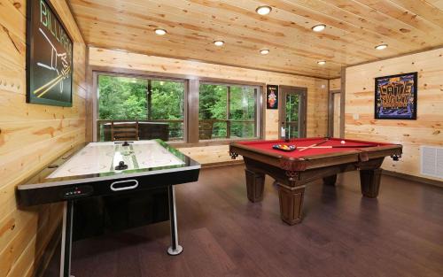 Gatlinburg - Pigeon Forge Villa | Rustic Timber