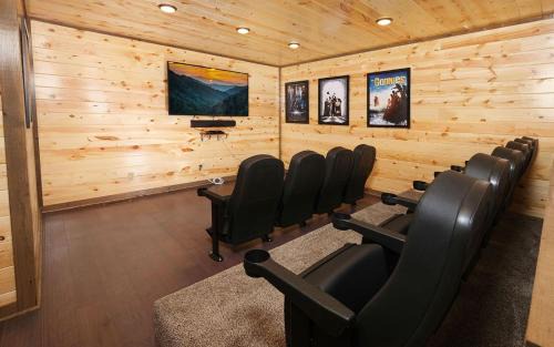 Gatlinburg - Pigeon Forge Villa | Rustic Timber