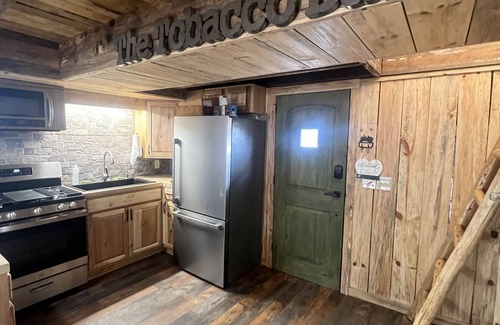 State Road Cabina | Rustic Tobacco Barn Cabin in the heart of Yadkin Valley Wine Country