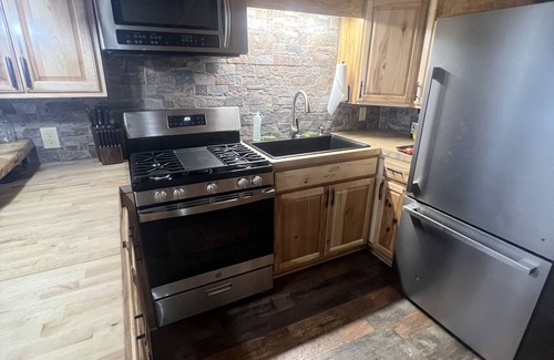 State Road Cabina | Rustic Tobacco Barn Cabin in the heart of Yadkin Valley Wine Country