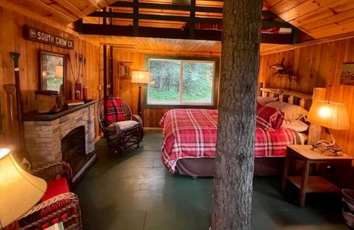 Mead Cabina | Rustic Treehouse Cabin on Green Bluff!