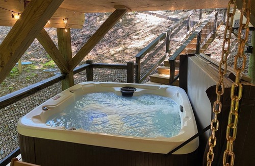 Logan Casa | Rustic Treehouse Oasis in Hocking Hills -Adventure Awaits