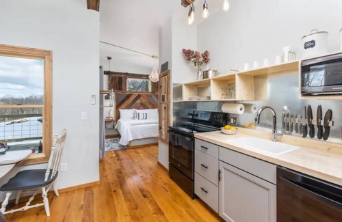 Steeles Tavern Casa | Rustic Treetop Cabin, Hot tub and on site Spa!