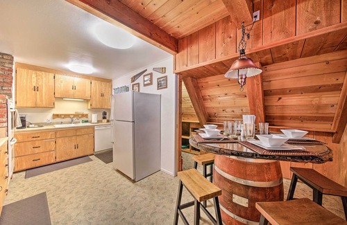 Trinity Center Cabina | Rustic Trinity Center Cabin w/ Deck Near Fishing!