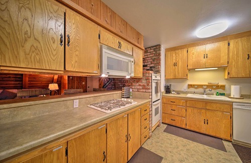 Trinity Center Cabina | Rustic Trinity Center Cabin w/ Deck Near Fishing!