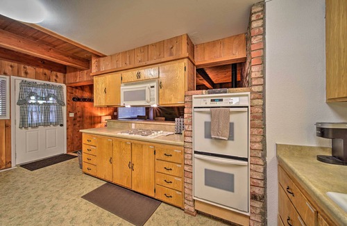 Trinity Center Cabina | Rustic Trinity Center Cabin w/ Deck Near Fishing!