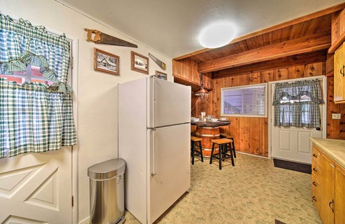 Trinity Center Cabina | Rustic Trinity Center Cabin w/ Deck Near Fishing!