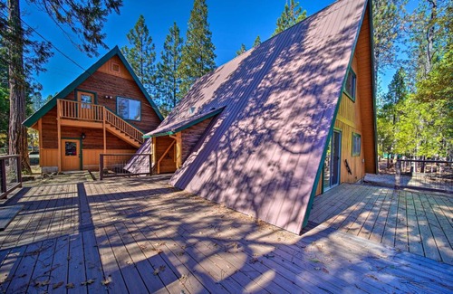 Trinity Center Casa | Rustic Trinity Center Cabin with Deck Near Fishing!