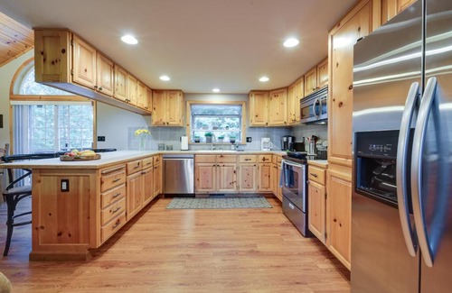 Truckee Casa | Rustic Truckee Cabin Retreat with Community Pool!