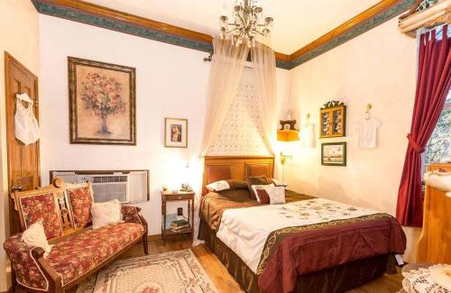 Marble Falls Casa | Rustic Victorian-Style Cottage Rental with Clawfoot Bathtub on Hamilton Creek, Texas