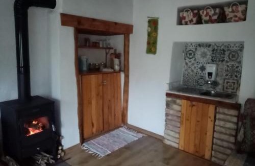 Polski Trambesh Apartamento | Rustic Village Retreat