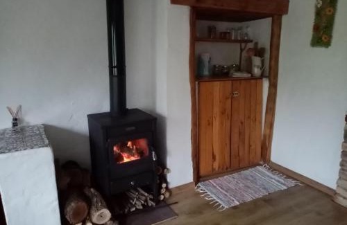 Polski Trambesh Apartamento | Rustic Village Retreat
