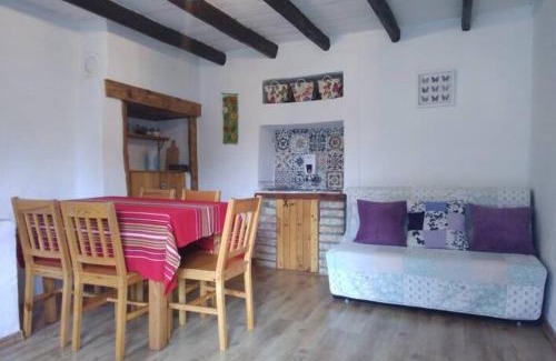 Polski Trambesh Apartamento | Rustic Village Retreat