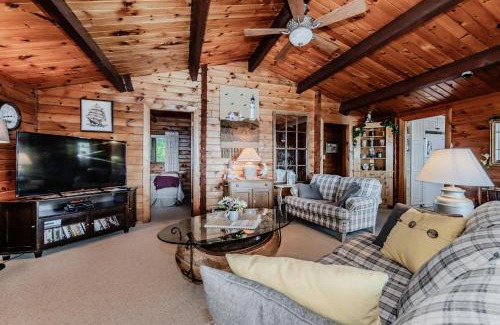 Lion's Head Casa | Rustic Waterfront Cottage W Hot Tub