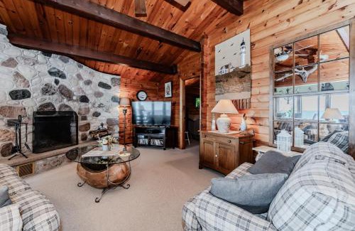 Lion's Head Casa | Rustic Waterfront Cottage W Hot Tub