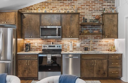 Cahal Street Group Condominio | Rustic + Western - Walk to Bars, Coffee & Restaurants