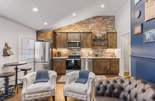 Cahal Street Group Condominio | Rustic + Western - Walk to Bars, Coffee & Restaurants