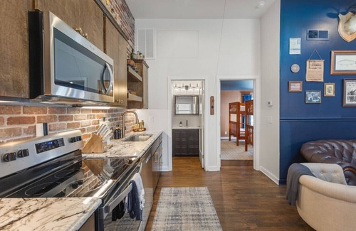 Cahal Street Group Condominio | Rustic + Western - Walk to Bars, Coffee & Restaurants