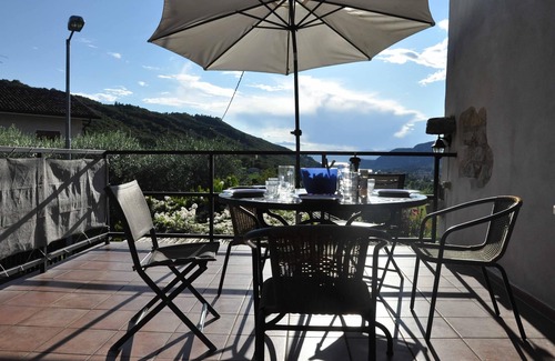 Costermano Casa | Amplia casa de piedra con vistas al lago y piscina en el sureste del Lago de Garda
