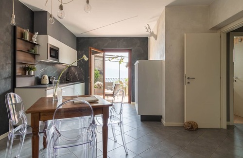Gardola Apartamento | Rustico Minichèto -La Vigna: lovely apartment wit lake view balcony