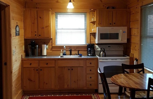 Hillsville Cabina | Aguas agitadas aguardan en Bear Creek Cabin en Parkway o I-77 cerca de Fancy Gap