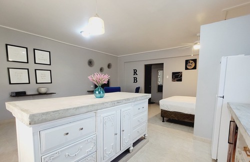 Ladyville Cabaña | Rusty Blue Cottage | Near Airport: A/C, Kitchen, WiFi, Netflix & Gated Parking